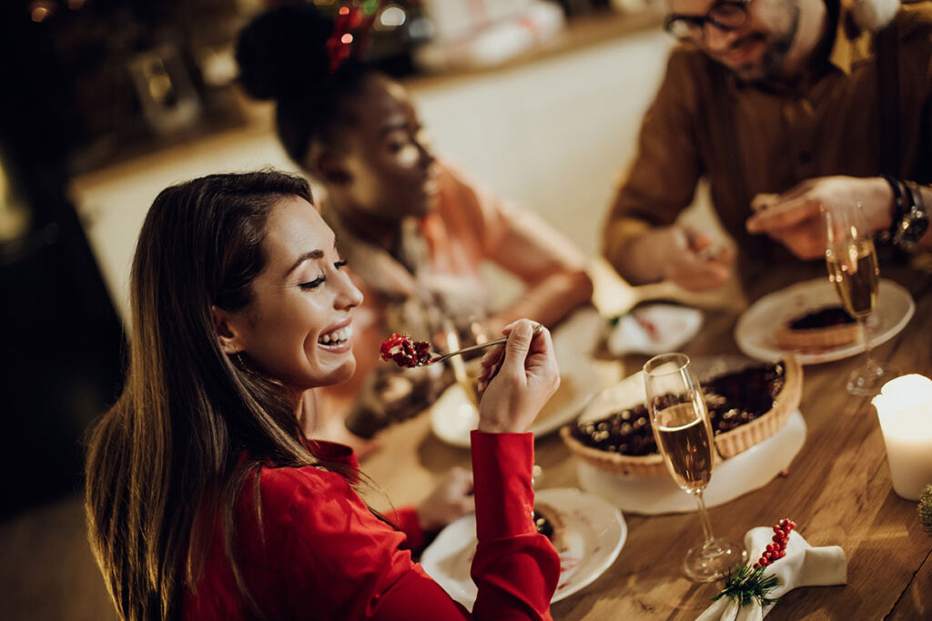 Encomenda para Festas de Fim de Ano - • Ceia composta por farofa festiva, 1 opção de arroz, 1 opção de carne (bovina, suína ou ave), 1 opção de massa, 1 opção de salada, 1 opção de batata e 1 opção de sobremesa